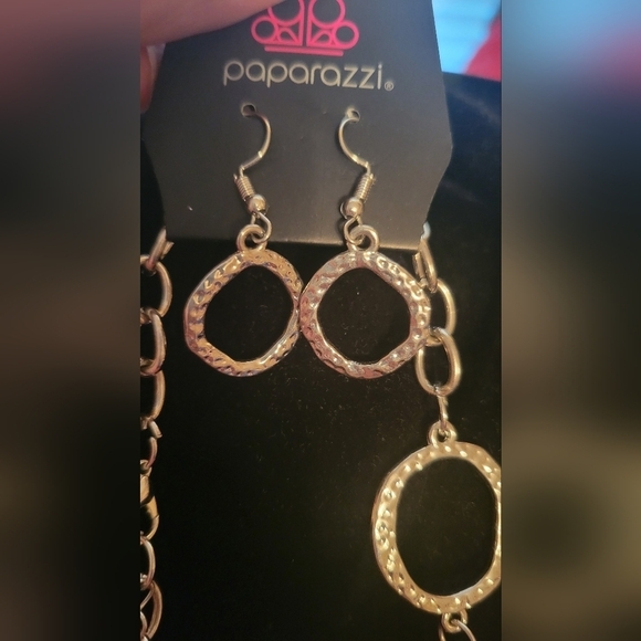 Paparazzi Green Necklace and matching earrings. - Picture 2 of 5